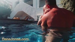 Секс втроём в бассейне под водой с парой молодых девиц